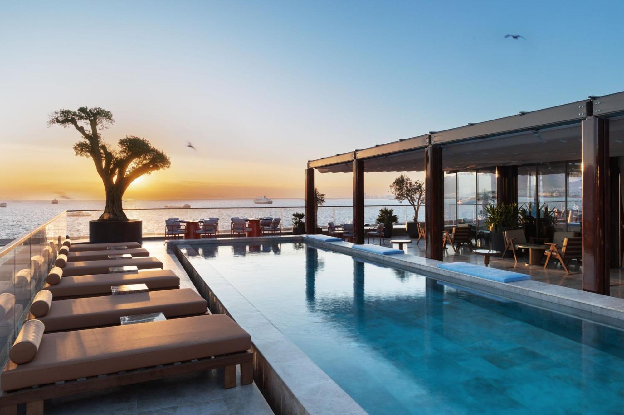 Izmir Marriott Hotel Eksteriør billede The Sky Pool