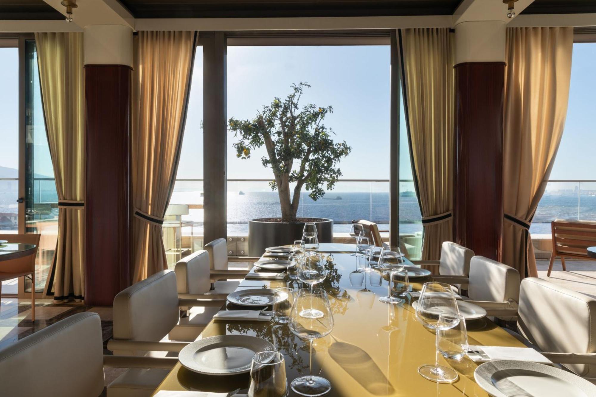 Izmir Marriott Hotel Eksteriør billede The restaurant
