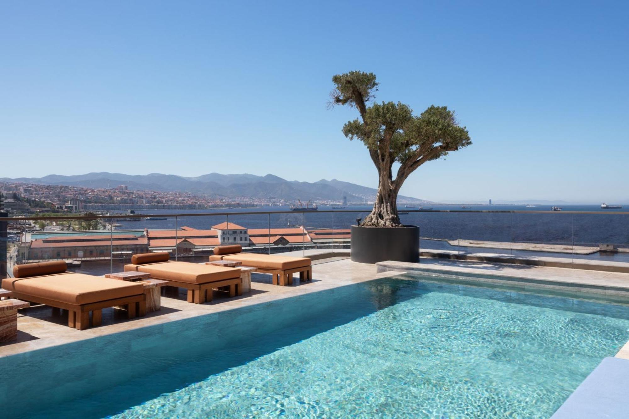 Izmir Marriott Hotel Eksteriør billede The pool at the 12th floor