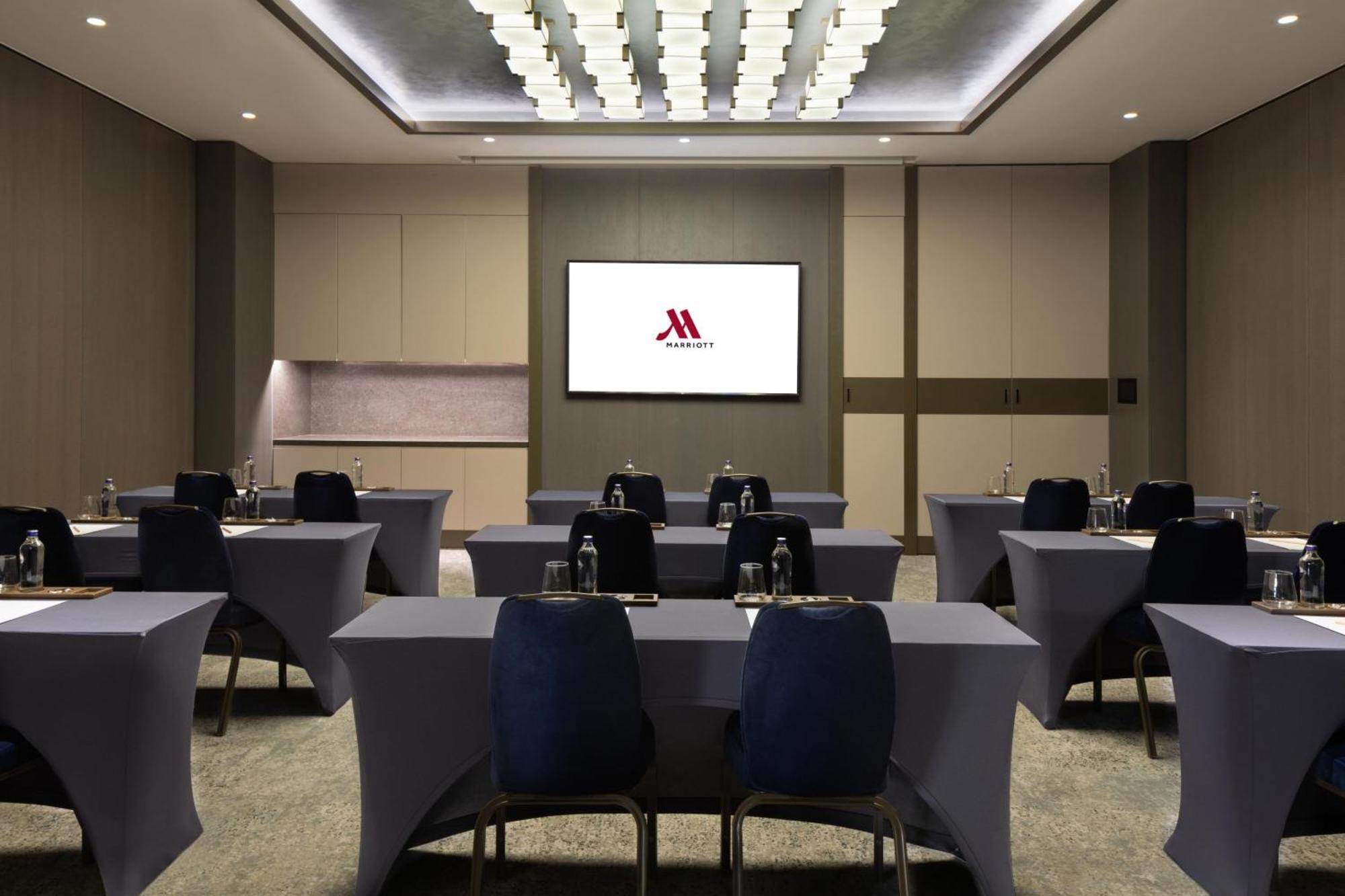 Izmir Marriott Hotel Eksteriør billede A typical meeting room