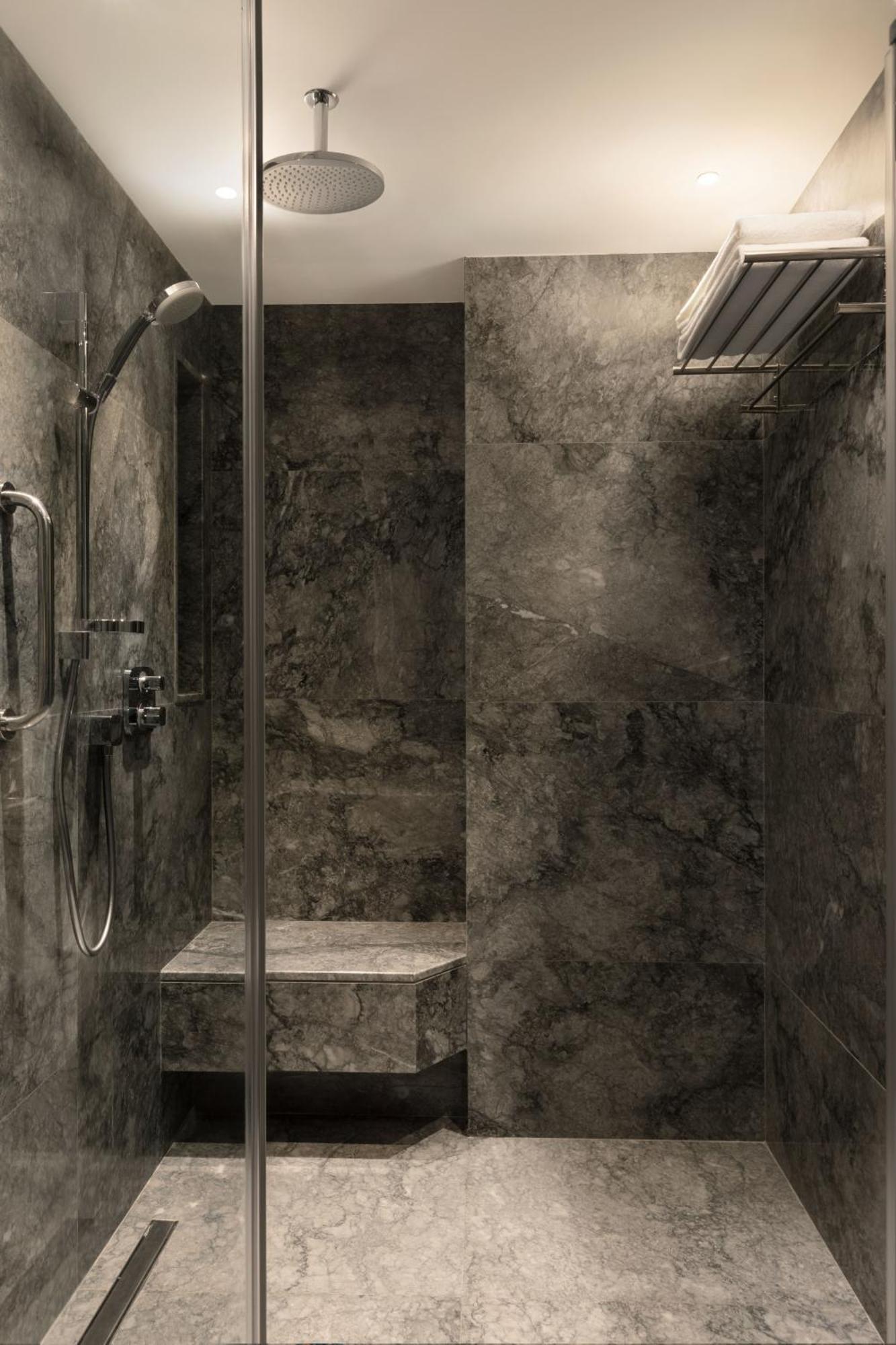 Izmir Marriott Hotel Eksteriør billede A shower