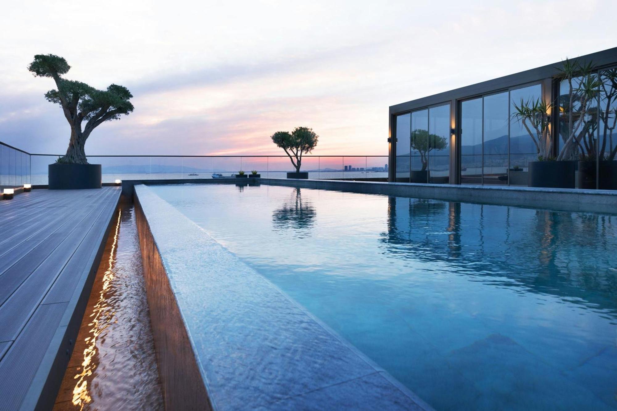 Izmir Marriott Hotel Eksteriør billede The Sky Pool at The Landmark
