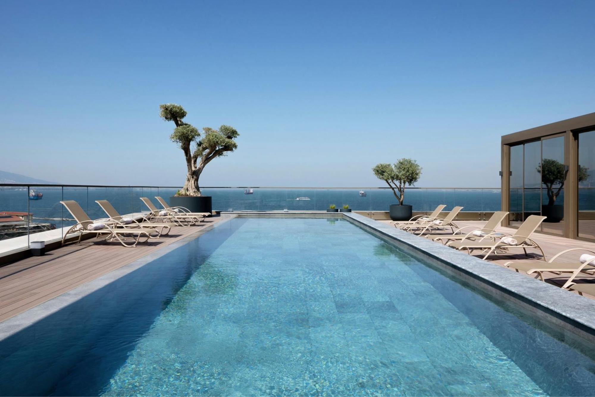 Izmir Marriott Hotel Eksteriør billede The rooftop pool at the hotel