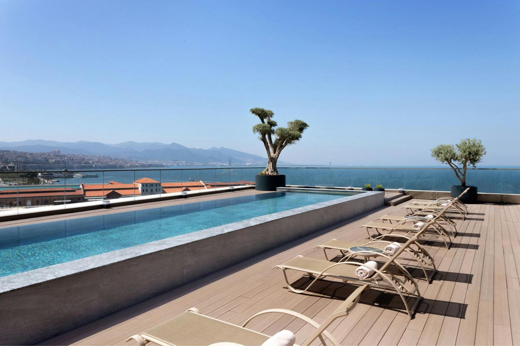 Izmir Marriott Hotel Eksteriør billede Rooftop pool at the Hotel
